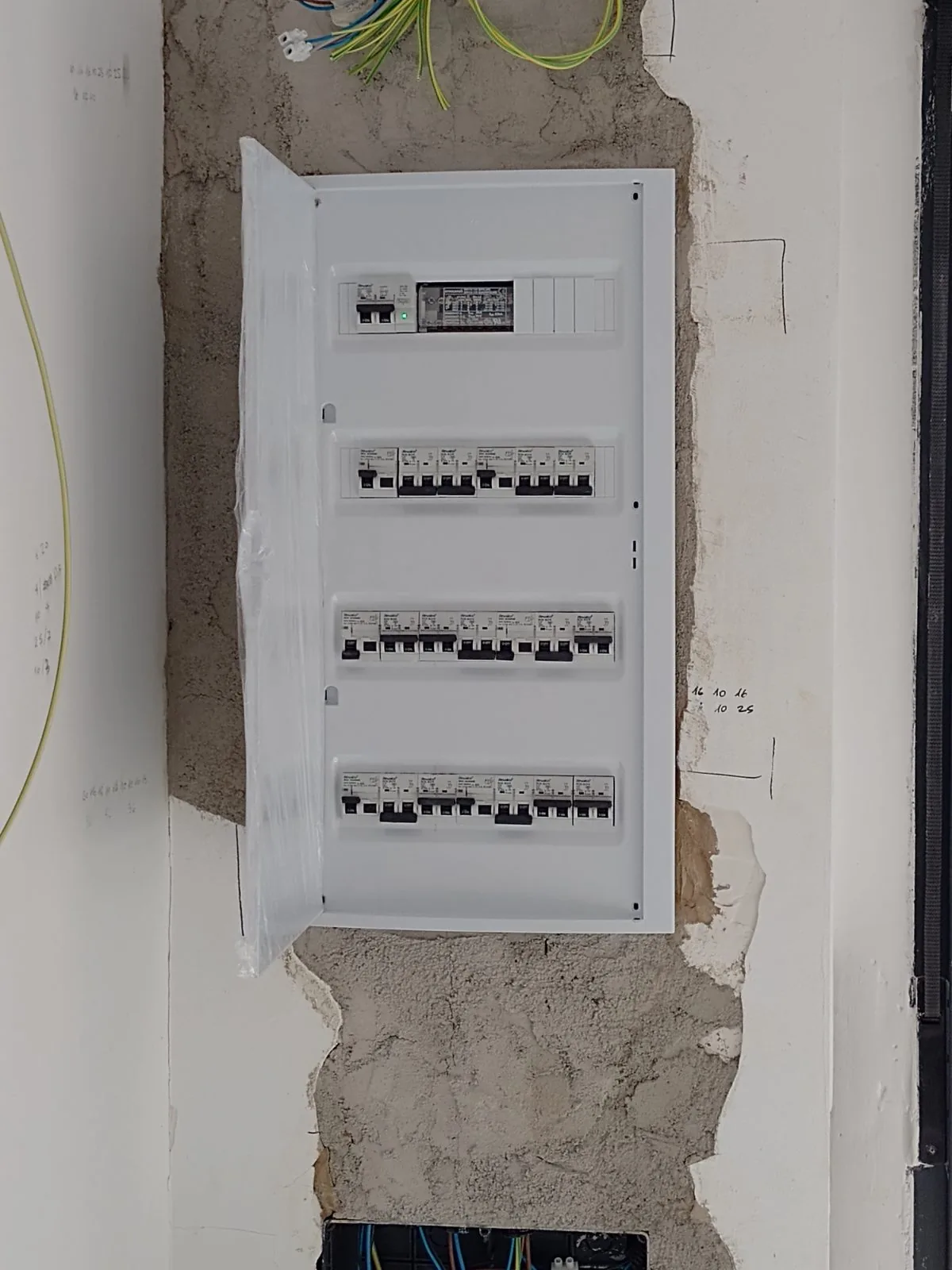 Cuadro eléctrico nuevo con tapa blanca abierta y magnetotérmicos en cuatro filas