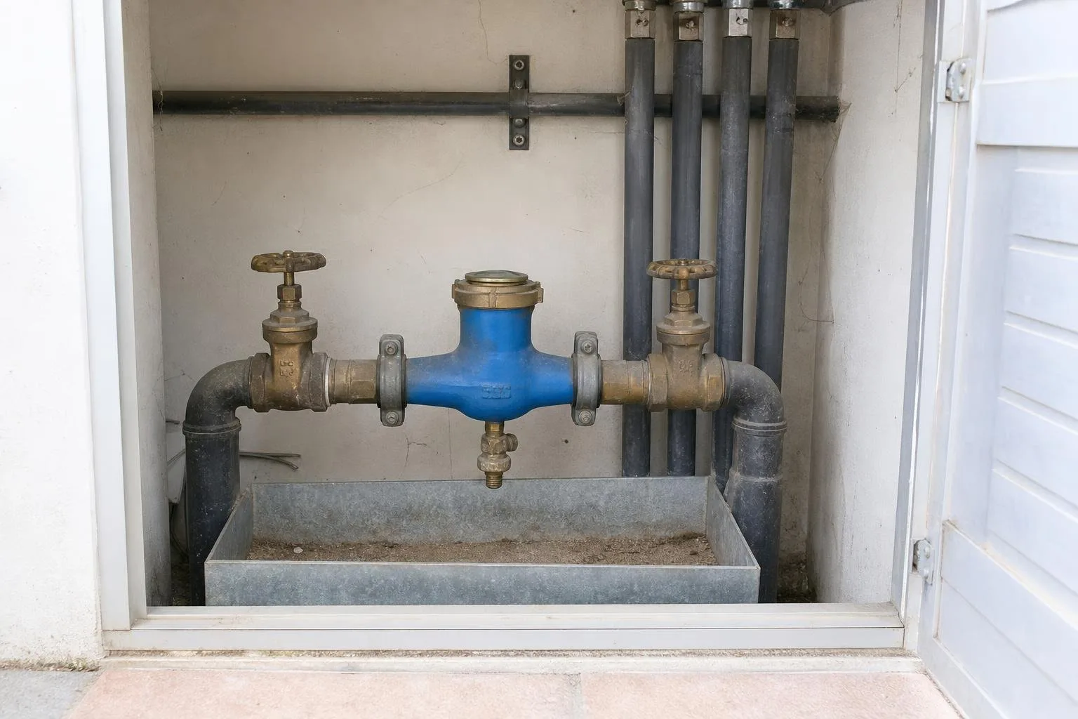 Contador de agua con las tuberías revisadas