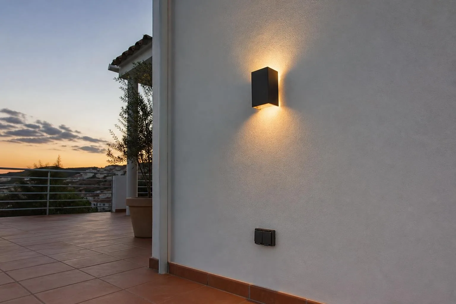 Aplique exterior encendido en la pared de una terraza