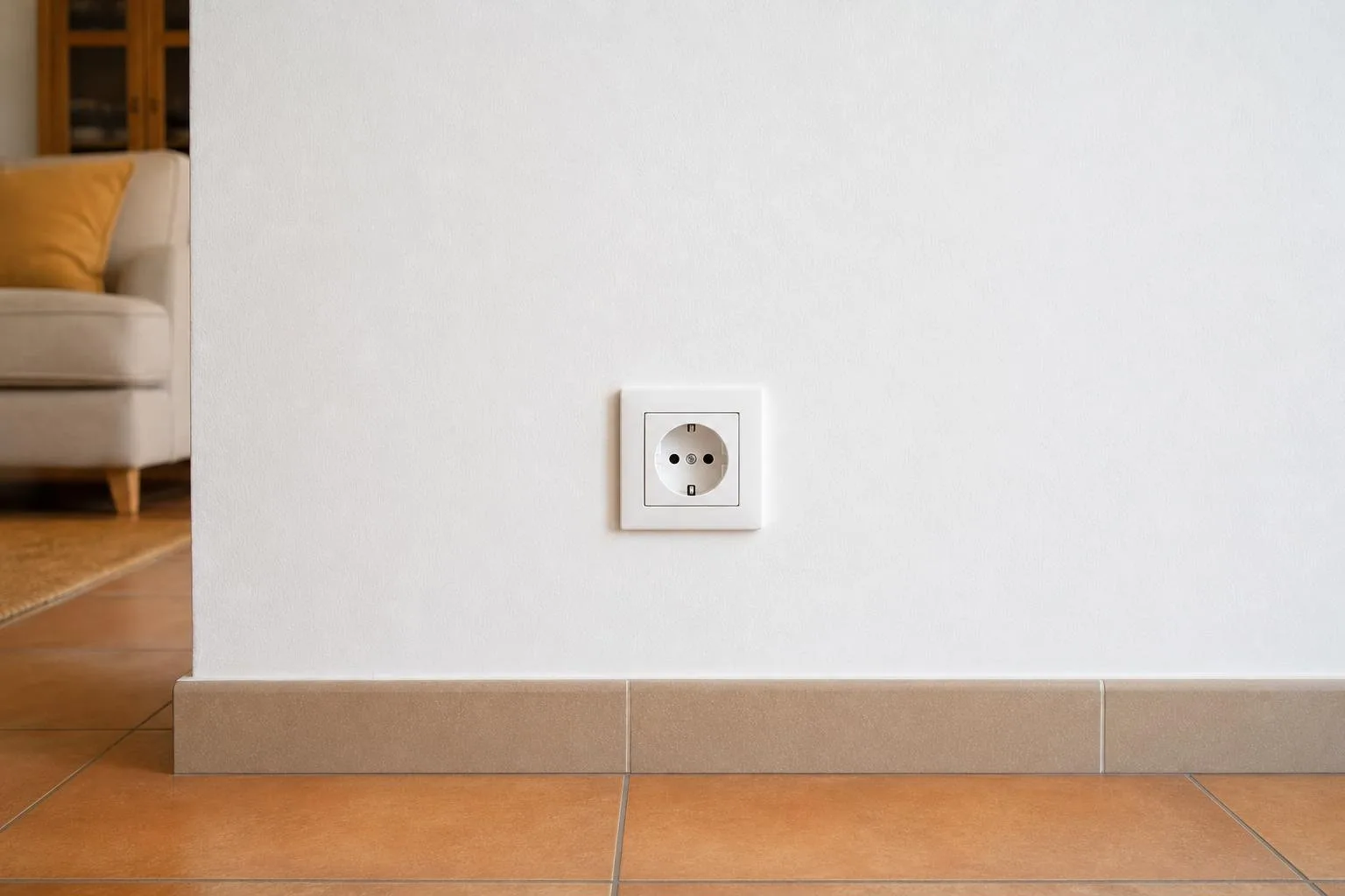 Enchufe e interruptor sustituidos en una pared pintada