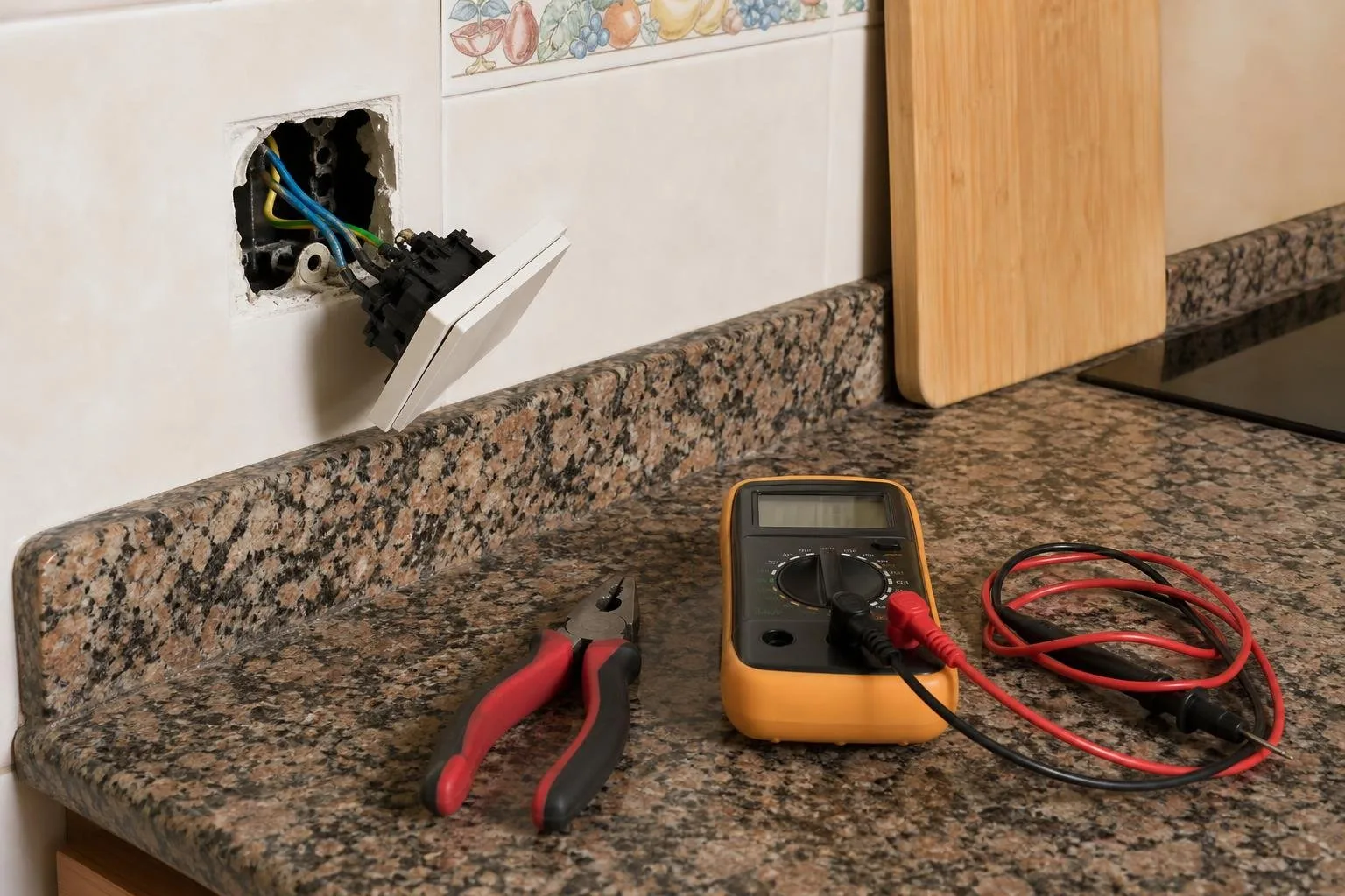 Lámpara de techo nueva encendida en un dormitorio