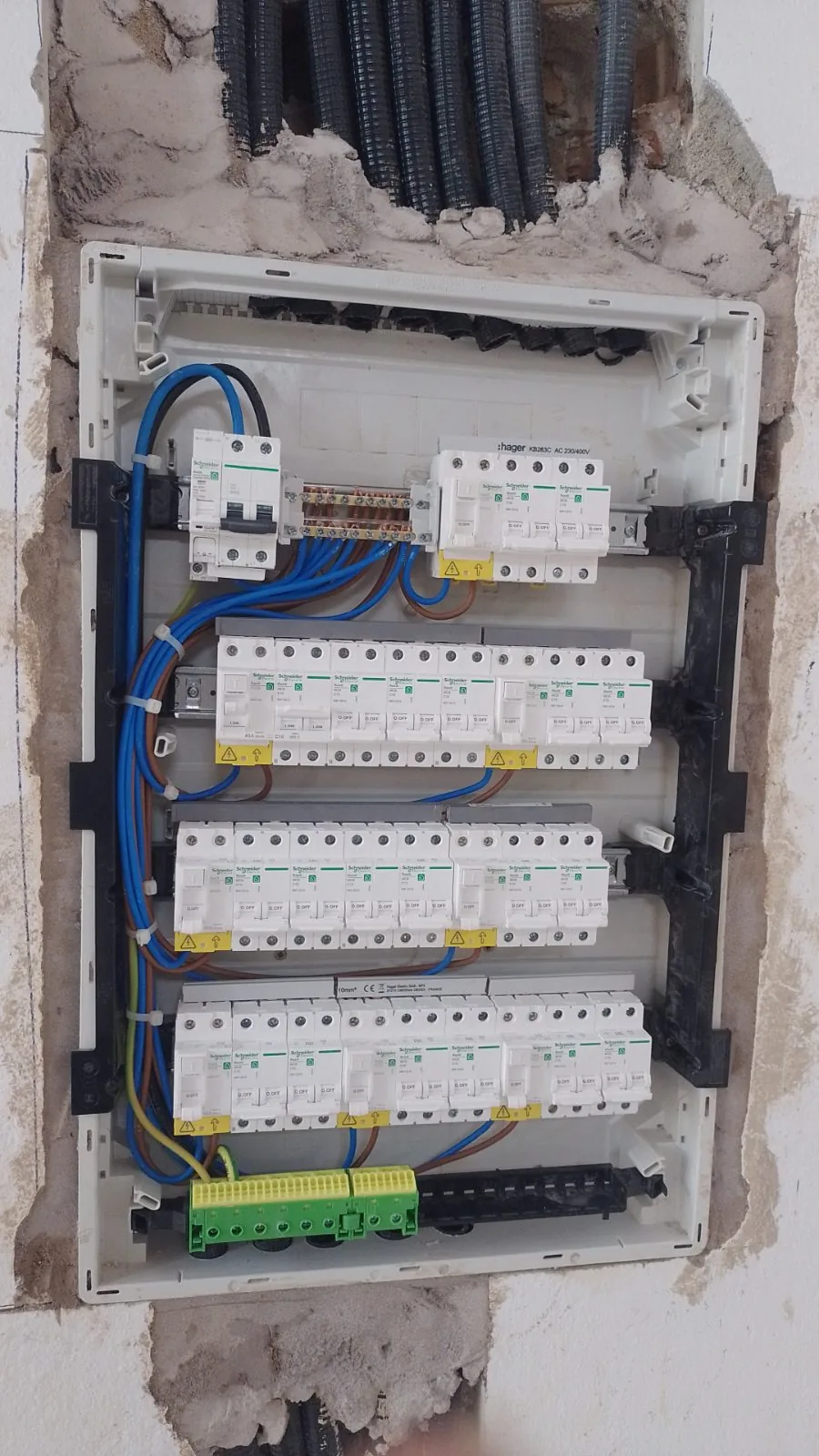 Cuadro eléctrico nuevo con magnetotérmicos y diferenciales ordenados y cableado azul