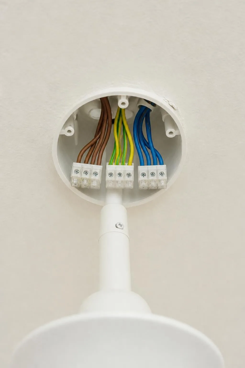 Cuadro eléctrico con los interruptores en posición correcta
