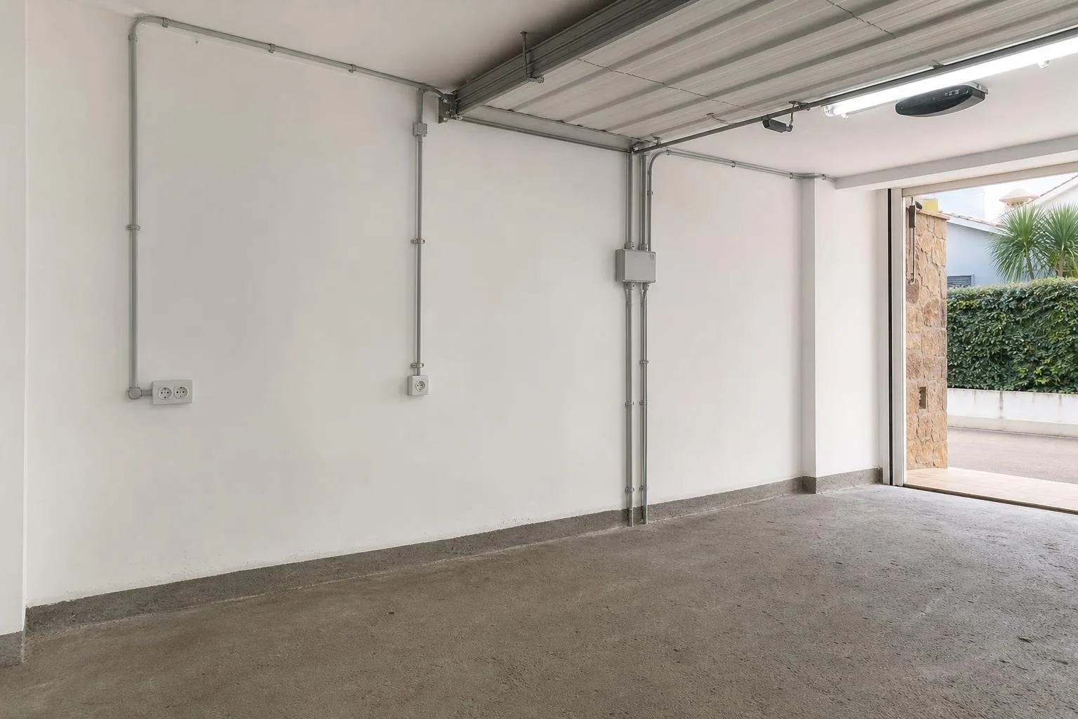 Garaje con canalización, luminaria LED y enchufe nuevos