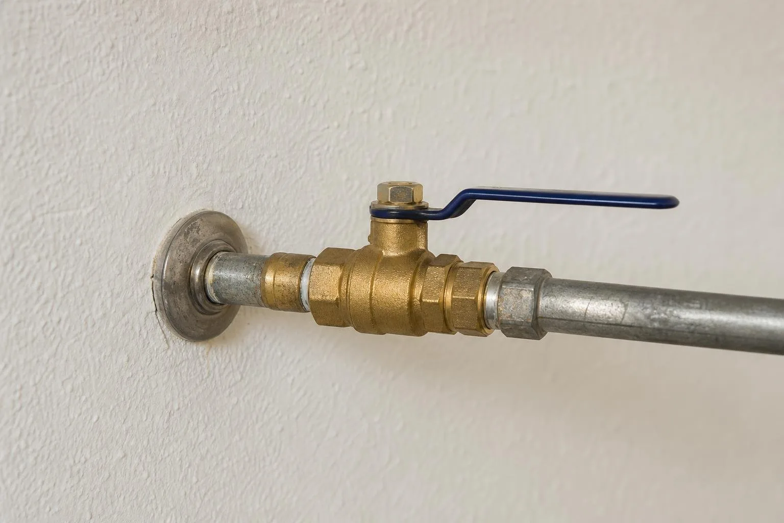 Llave de paso nueva junto al contador de agua